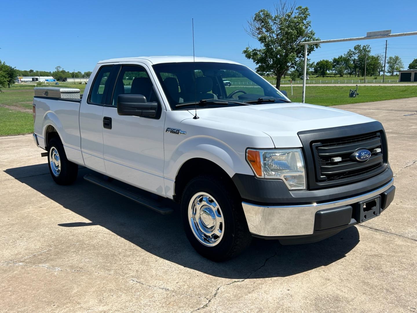 2014 White /Gray Ford F-150 XL SuperCab 6.5-ft. Bed 2WD (1FTEX1CM8EK) with an 3.7L V6 DOHC 24V engine, 6-Speed Automatic transmission, located at 17760 Hwy 62, Morris, OK, 74445, (918) 733-4887, 35.609104, -95.877060 - 2014 FORD F-150 XL SUPERCAB 6.5-ft. BED 2WD 3.7L V6 FEATURES KEYLESS REMOTE ENTRY, POWER LOCKS, POWER WINDOWS, AM/FM STEREO, TOUCH SCREEN, AUXILLARY PORT, HANDS-FREE BLUETOOTH CALLING, CRUISE CONTROL, TRACTION CONTROL, MULTI-FUNCTIONING STEERING WHEEL CONTROLS, BACKUP CAMERA. EQUIPPED WITH A BI-FUEL - Photo#2